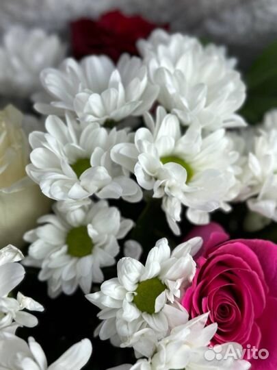 Сборный букет из кустовых хризантем и микса роз S