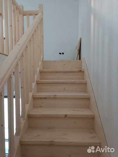 Деревянная лестница в коттедж под ключ