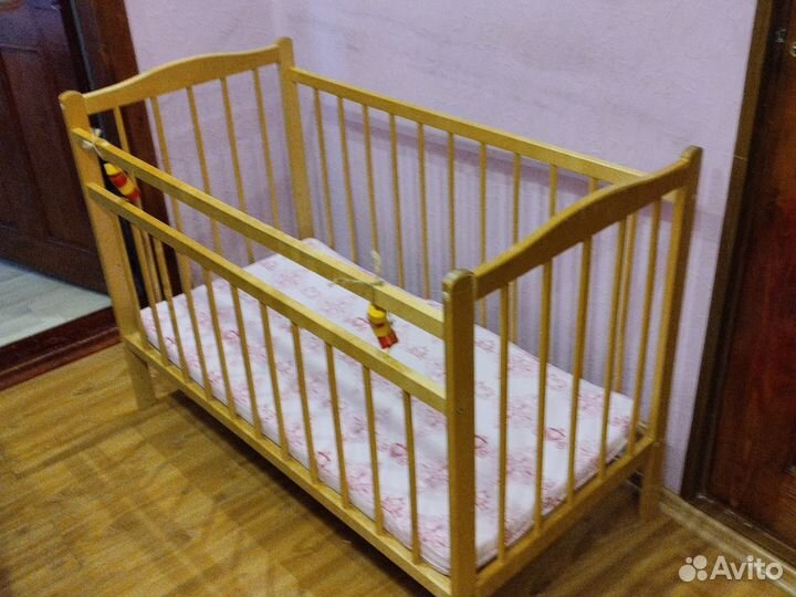 Детская кроватка с маятником