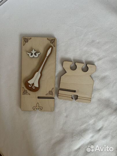 Деревянная подставка-сувенир для телефона Монголия