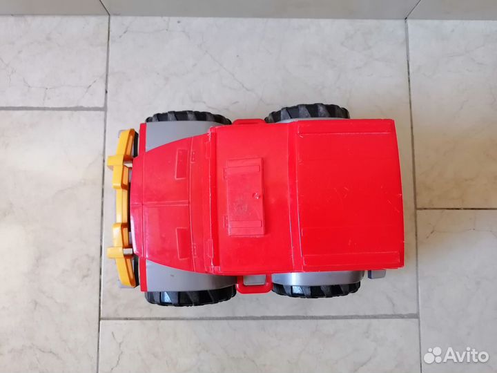 Грузовик желтый и большая красная машина