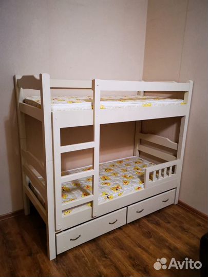Детская двухъярусная кровать из массива
