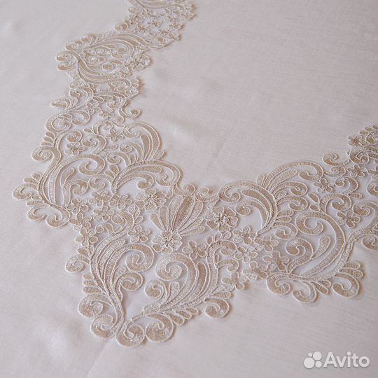 Скатерть из льна с кружевом