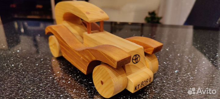 Деревянная модель автомобиля