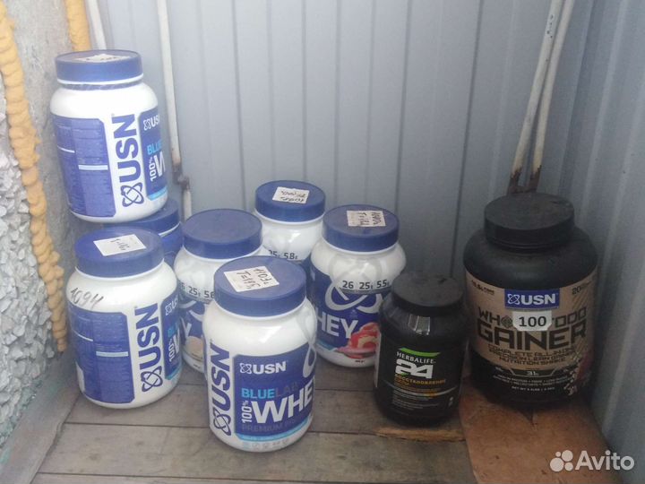 Пустые банки от протеина