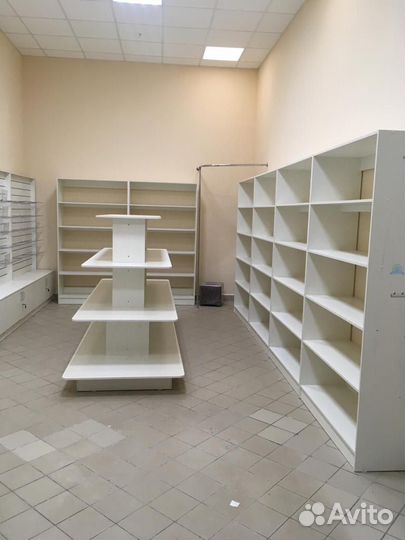 Торговые стеллажи в барбершоп