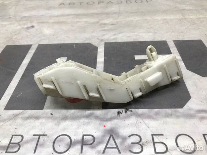 Крепление бампера переднее левое Mitsubishi Pajero