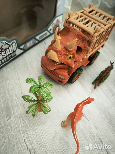 Машина/перевозка динозавров/с отверткой
