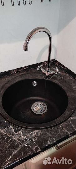 Столешница с раковиной и краном для кухни