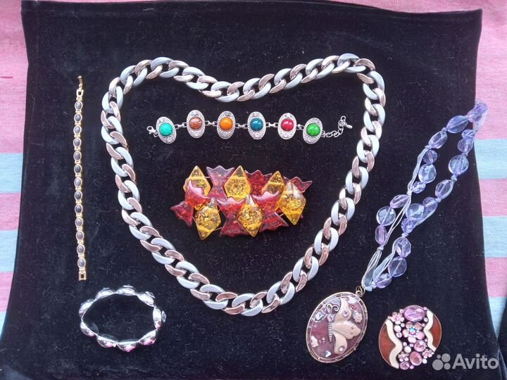 Серьги, ожерелье,резинки и другое