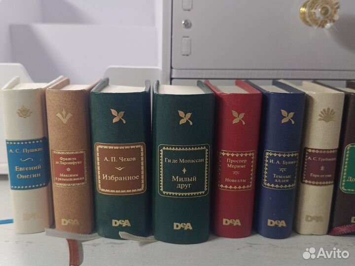 Коллекция книг в миниатюре