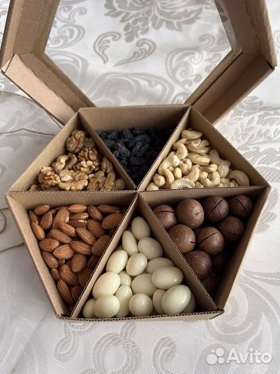 Подарочный набориз орехов и сухофруктов