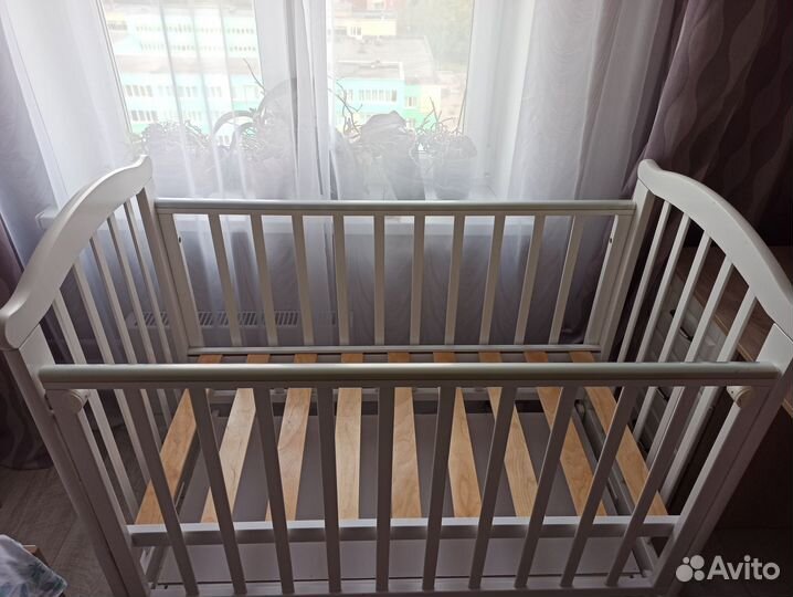 Детская кроватка с маятником и ящиком 