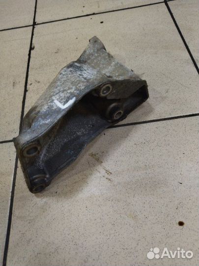 Кронштейн двигателя передний левый Volkswagen