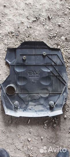 Крышка двигателя на Nissan Skyline v35