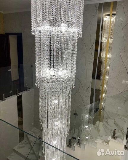 Каскадная люстра в лестничный проем