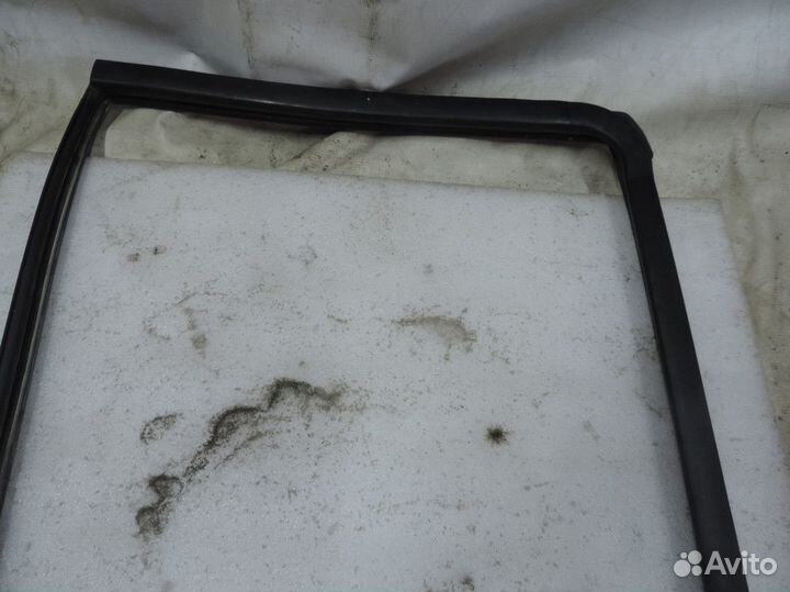 Уплотнитель стекла двери задний левый Suzuki Swift