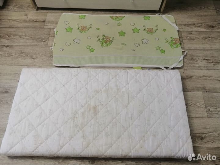 Детская кроватка с маятником