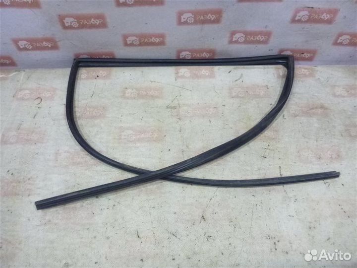 Уплотнительная резинка стекла задняя правая Lexus