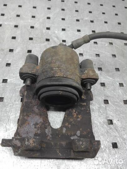 Суппорт передний правый Volkswagen Golf