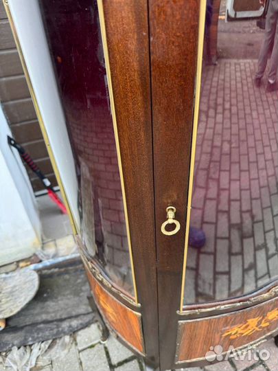 Антикварная витрина