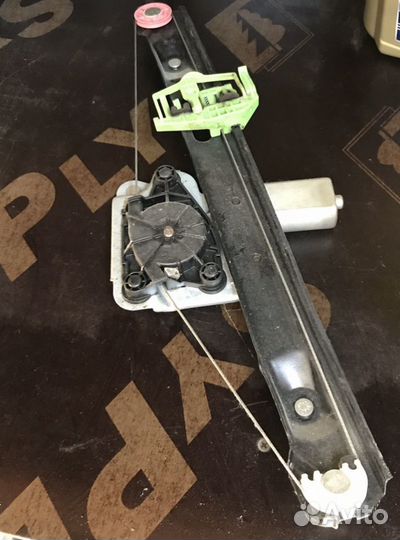 Стеклоподъемник задний BMW 1