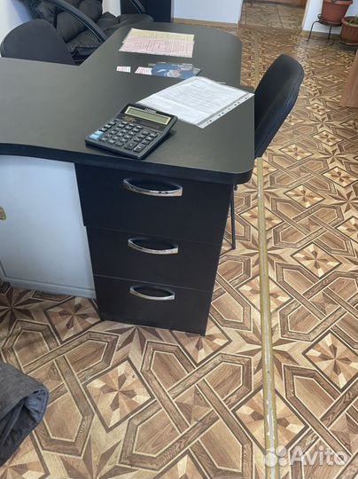 Угловой письменный стол с полками