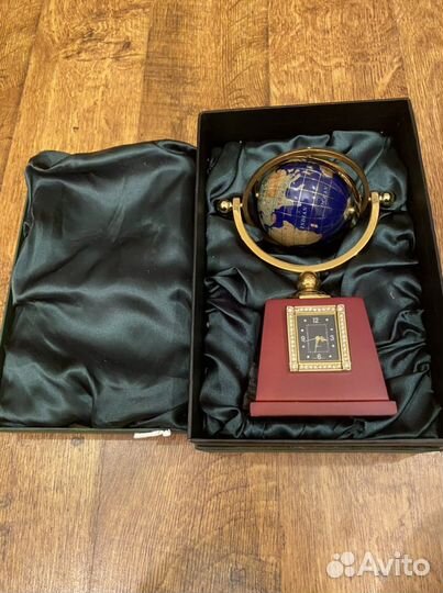 Сувенирный глобус с кварцевыми часами