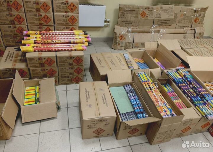 Салюты, фейерверки, свечи и бенгальские огни оптом