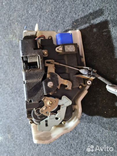 Замок боковой двери передний правый Volkswagen