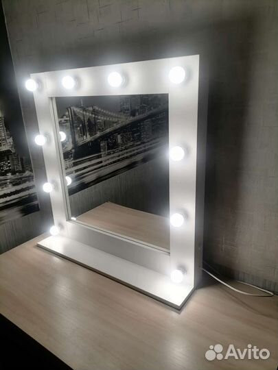 Гримерное зеркало с полкой и лампочками