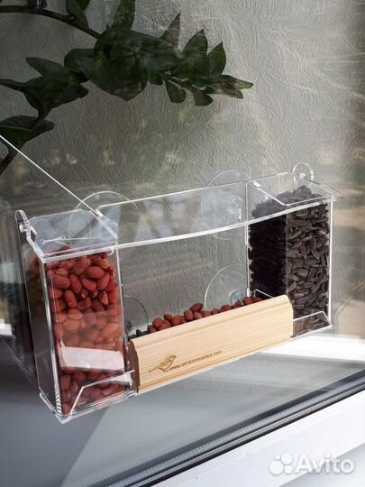 Кормушка для птиц на присосках 