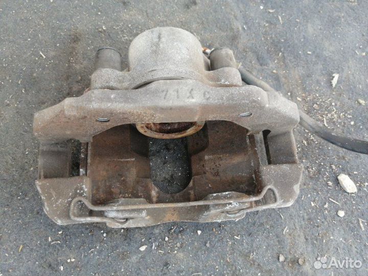 Суппорт передний правый Mazda Demio DY