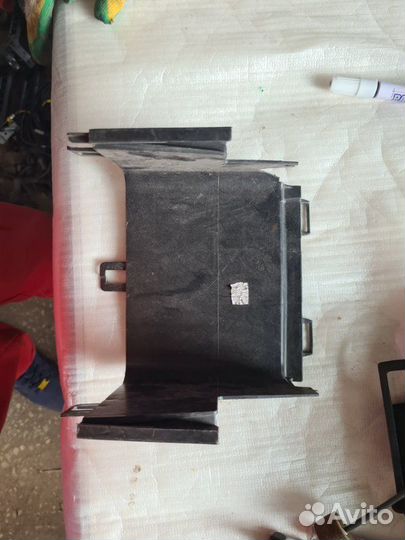 Крепление аккумулятора Volkswagen Touran 2006