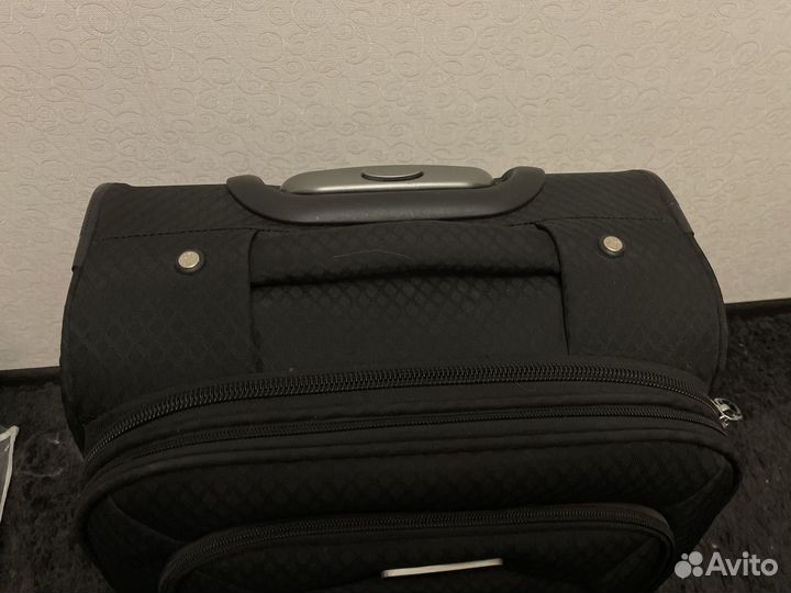 Чемодан на колесах размер m