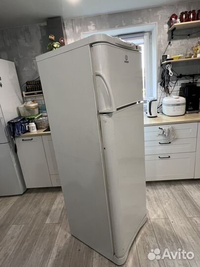 Холодильник indesit