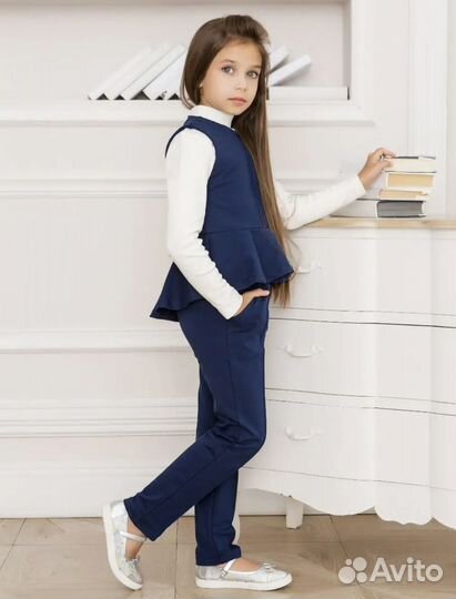 Школьный костюм для девочки 134рост. Новый