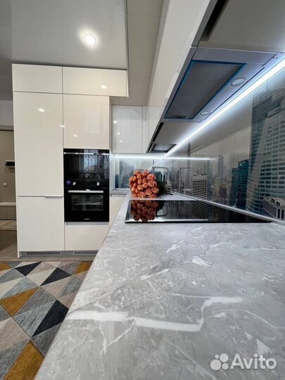 Кухня на заказ под потолок в Омске