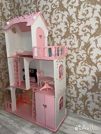 Деревянный кукольный дом с мебелью