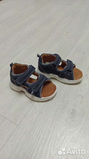 Сандали на мальчика 23