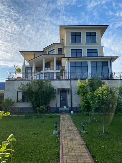 Дом 1200 м² на участке 30 сот.