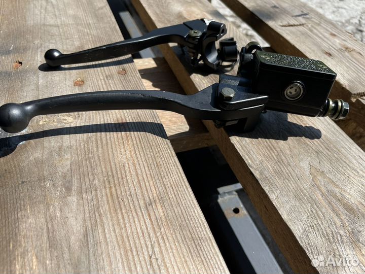 Рычаги тормоза и сцепления на мотоцикл