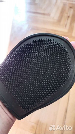 Перчатка для вычесывания шерсти животных