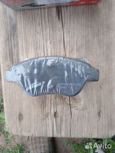 Радиатор кондинционера,передние тормозные колодки