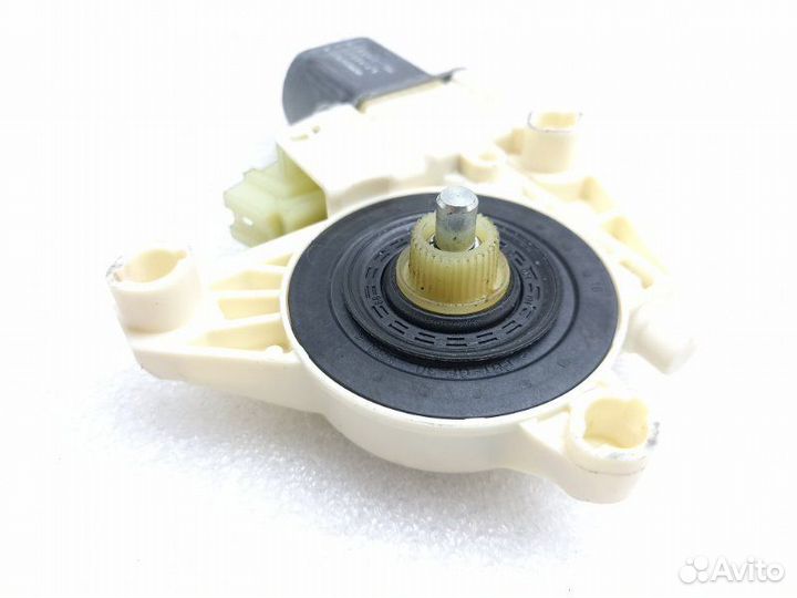 Моторчик стеклоподъемника задний правый