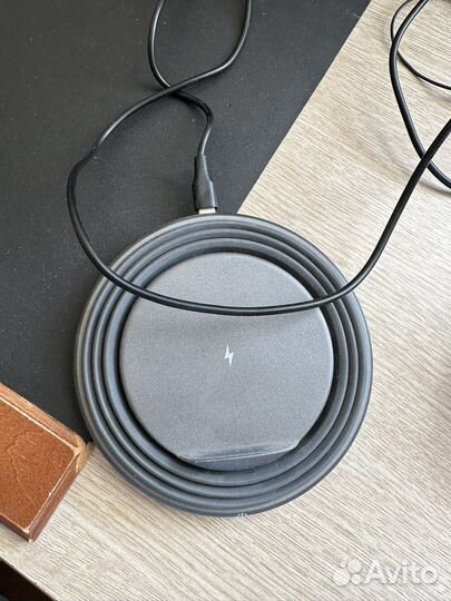 Бесправидная светяшаяся зарядная станция