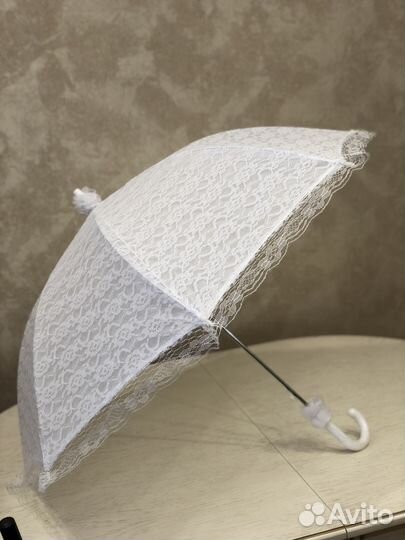 Свадебный зонтик и фужеры