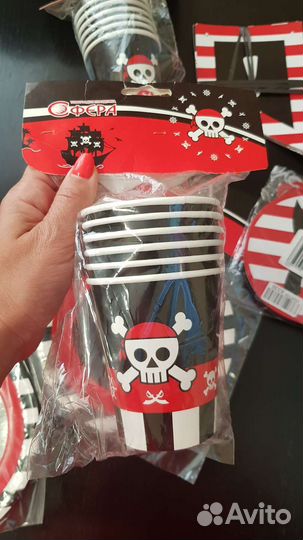 Стаканы, тарелки, салфетки, гирлянды пираты