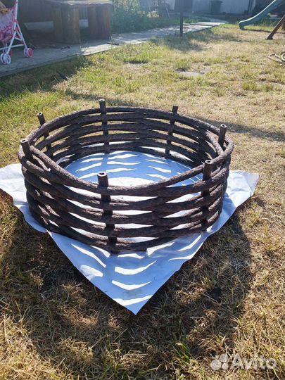 Плетеные клумбы из полимерной лозы