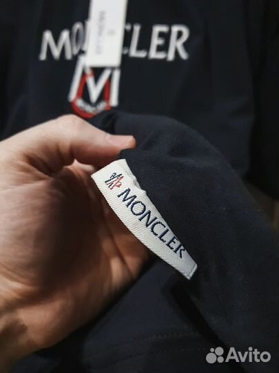 Moncler: футболка для вашего активного стиля